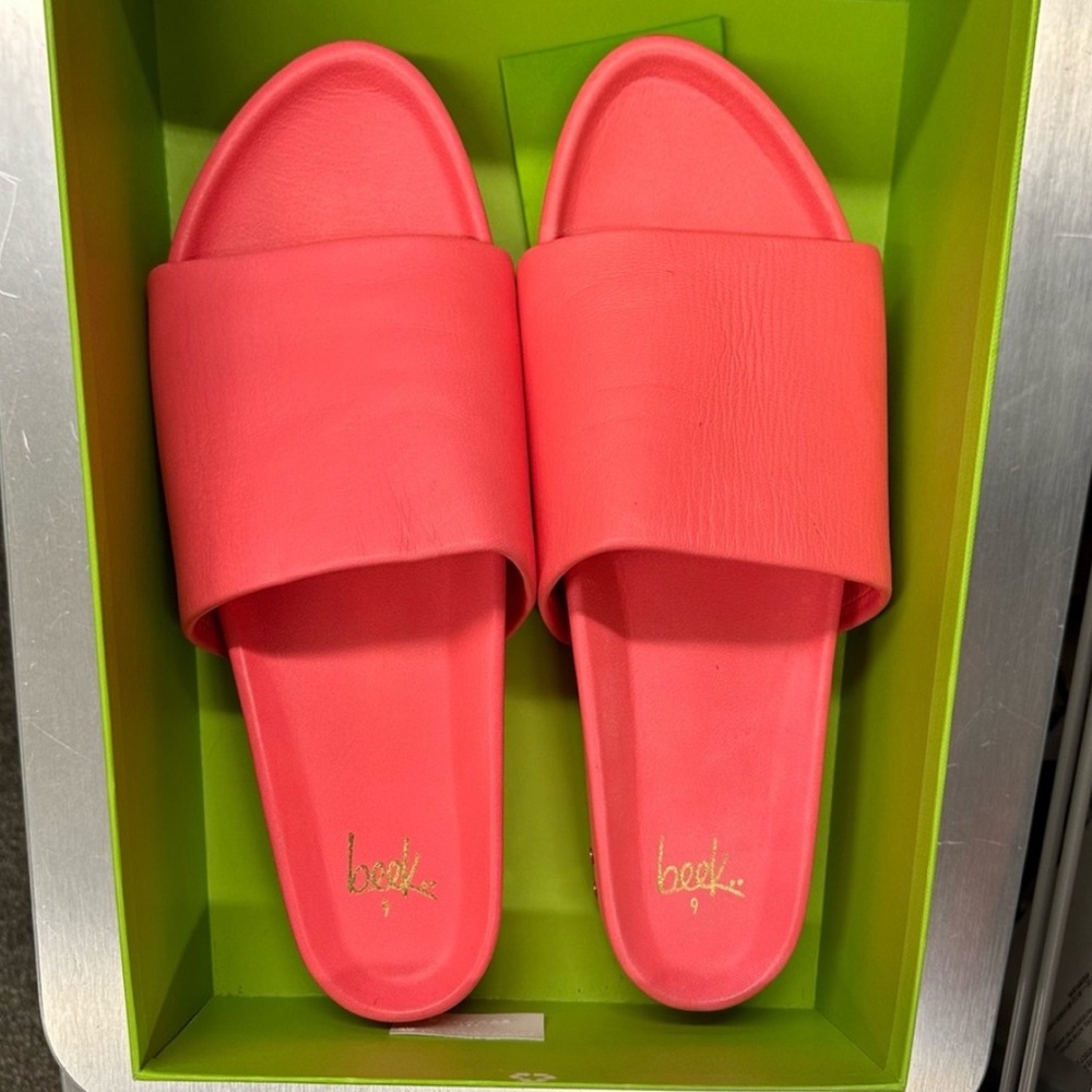 Beek - NWOT Size 9